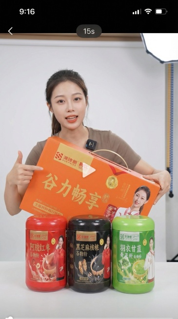 生成一段9:16的产品介绍视频，时长15秒，一个30岁女主播抱着超级巨型产品进行介绍，无字幕，预览效果