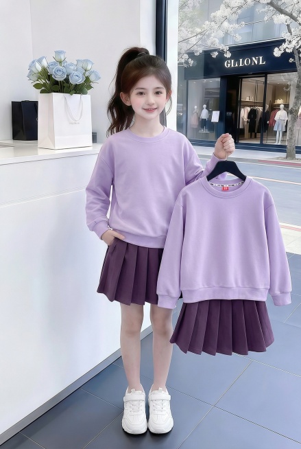 用图1衣服和短裙替换掉图2模特穿的衣服裤子和模特手中衣架上挂着的衣服，保留原场景光影，保持图2的人物的五官和发饰不变，姿势不变，鞋子变为白色运动球鞋，背景不变，图片宽高尺寸不变，保持图1衣服和短裙的颜预览效果
