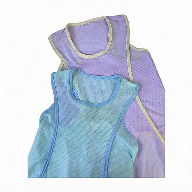 移除衣物上的蓝色字母，保留原衣服颜色和网眼纹理，其他内容不修改