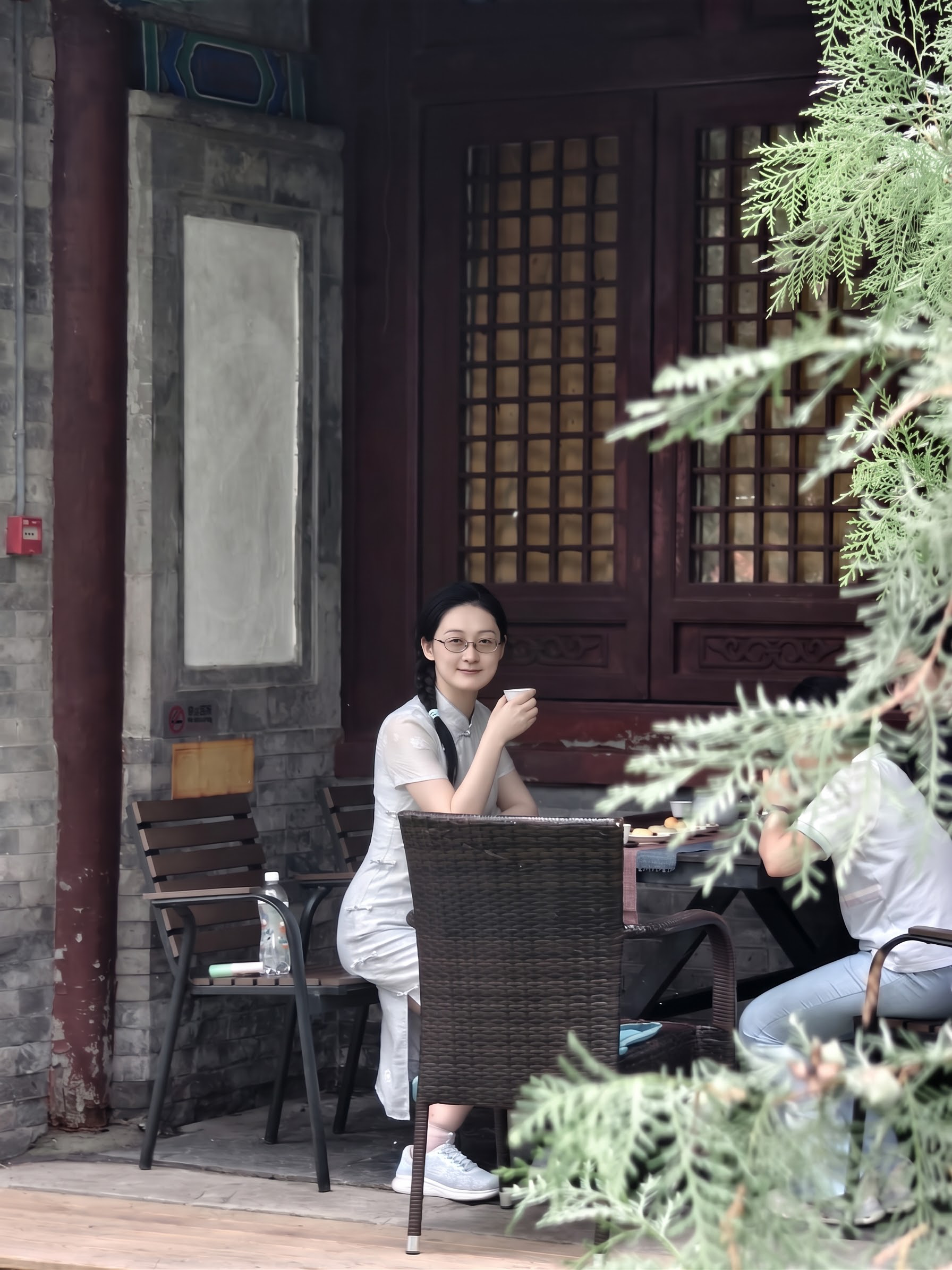瘦腰直背手上的皮肤要平滑，人脸不用动 - 图片创意预览