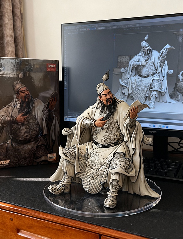 古典中式风格3D雕像，重拟物设计融合石刻与浮雕质感，展现关羽端坐读卷的威严气度，细节精致，体积感十足。
