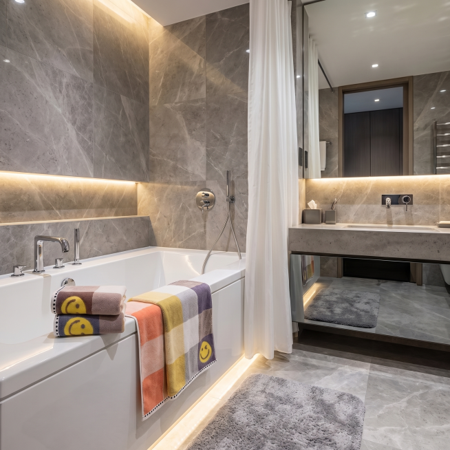 高端轻奢酒店浴室，白色卫浴搭配浴帘和浴缸，笑脸格纹棉质浴巾整齐折叠摆放在浴缸边缘，极简高级风格，高级灰调，商务旅居质感，保持格纹笑脸图案和棉质质感清晰真实，1:1比例，2k分辨率，超高清。负向提示词：预览效果