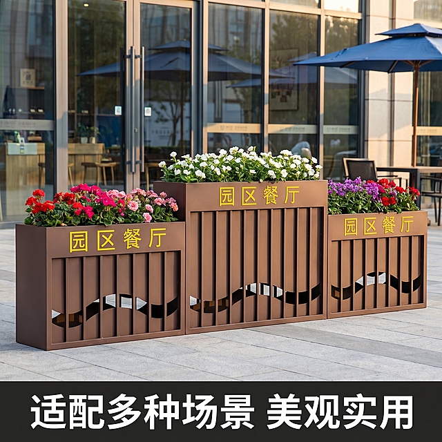 [主图-5] 棕色花箱户外场景应用图
[氛围风格] 温馨户外生活场景
[画质] 商业摄影高清真实
[元素] 三组棕色花箱置于现代商业步行街人行道，左侧花箱种植红粉色系鲜花，中间花箱种植白色系鲜花，右侧花箱种植紫红色系鲜花，保持产品结构、比例、材质与输入图完全一致。背景为商铺玻璃幕墙、蓝色遮阳伞与户外桌椅。
[光影] 自然光从斜前45°入射，明亮温暖，产品边缘有柔和轮廓光，棕色金属表面呈现细腻哑光质感
[配色] 主色调60%棕色花箱, 辅色25%浅灰地砖/蓝伞, 点缀色15%多彩鲜花. 颜色：深棕/浅灰/蓝/红/粉/白/紫
[视角构图] 正面微侧10°视角, 完整展示花箱与户外场景融合
[文字版式] 底部文字“适配多种场景 美观实用”，清晰不遮挡主体
[比例分辨率] 1:1比例，2k分辨率，文字清晰超高清
[负向提示词] 变形，水印, 文字错乱, 产品模糊, 背景杂乱