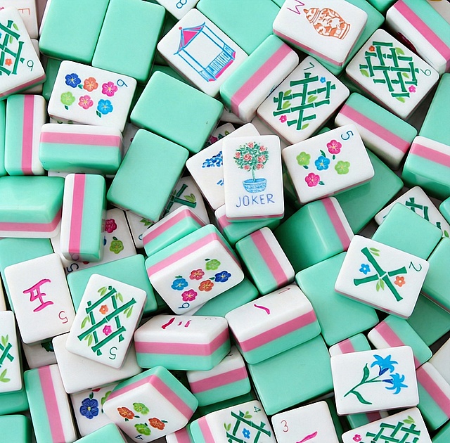 将图6的配色替换为图3的配色，即麻将侧边为薄荷绿和粉色条纹，保持麻将正面图案和文字不变