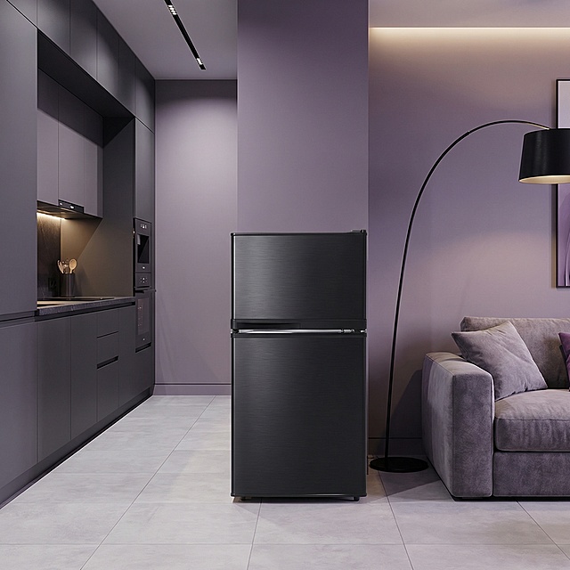帮我生成图片：一张 3.5 立方英尺迷你冰箱的场景展示图。冰箱主体为黑色拉丝金属材质，双门设计，位于现代风格的室内空间中，左侧是深灰色橱柜的厨房区域，右侧有灰色布艺沙发和黑色落地灯，地面铺浅灰色瓷砖，整体色调简约沉稳的紫色。生成8张  保持参考图冰箱产品的正面角度不变