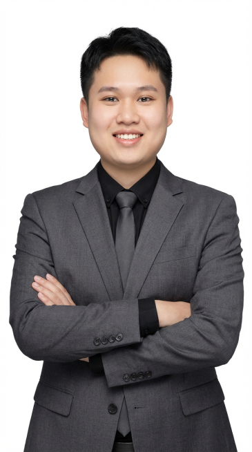 年轻男性穿灰色西装套装（黑衬衫灰色领带），短发利落，从容微笑，双臂交叉，显得专业又亲和。白色底图「图片1」预览效果