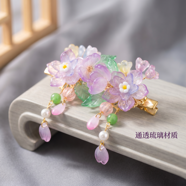 [主图 2] 侧面细节展示主图，新中式国风发饰。[氛围风格] 清新雅致质感，高级自然氛围感。[画质] 商业摄影质感，光线柔和通透，产品清晰真实，画面干净高级。[元素] 紫色渐变琉璃花对夹侧放展示，保留预览效果