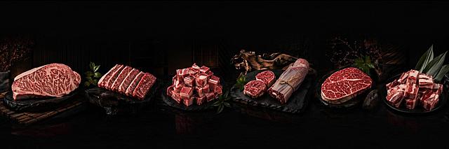 参考图2正确的牛肉纹理、色彩和日式高级暗调风格，修正图1中发光异常、纹理错误和色彩失真的问题，恢复所有牛肉原本自然真实的质感，保持整体构图和布局不变，生成高清可印刷的图片