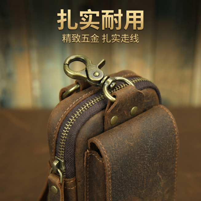 [主图-4] 复古疯马皮多功能挂包 五金走线工艺细节特写。
[氛围风格] 精致工艺特写，突出品质感；
[画质] 商业摄影质感、光线柔和通透、产品清晰真实、画面干净高级。
[元素] 特写展示挂包的青古铜预览效果
