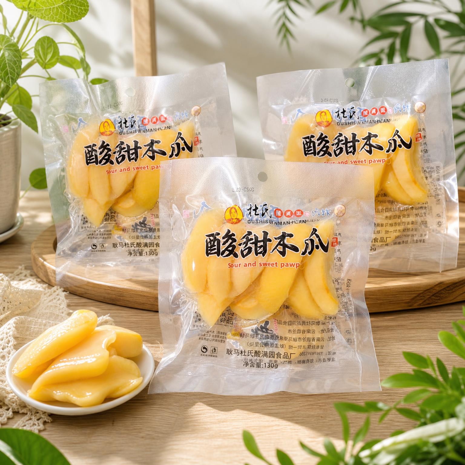 基于图中的酸甜木瓜零食包装袋，生成3袋产品的电商场景图，3袋错… - 图片创意预览