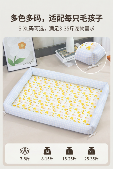 2:3竖屏，杂志风精致排版，画面中心展示浅蓝格纹+香蕉卡通图案的宠物窝垫，严格还原上传的https://1.jpg产品图的所有细节，多角度呈现窝垫的整体形态与绑带收纳设计，背景为浅灰色家居地面，搭配白预览效果