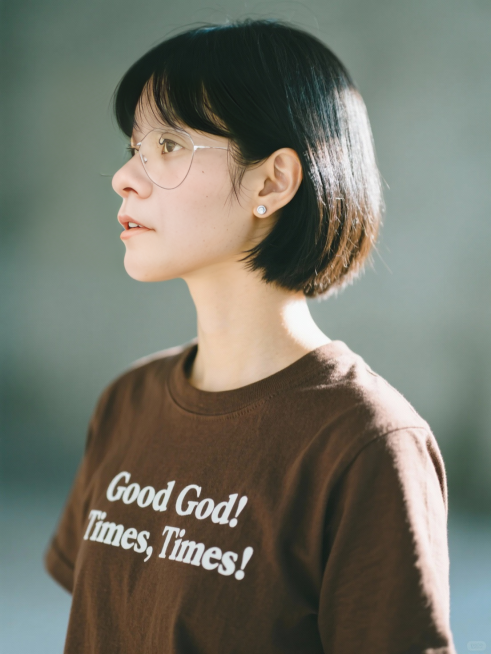镜头极近，只容下她一张脸。
晨光从右后方斜切而来，在她左颊投下一道柔和的明暗分界线。她的皮肤并非无瑕，而是带着真实生活的印记：颧骨下方有浅淡的晒斑，鼻翼两侧微微泛红，像是刚从冷风里走进来；眼下有一圈极预览效果