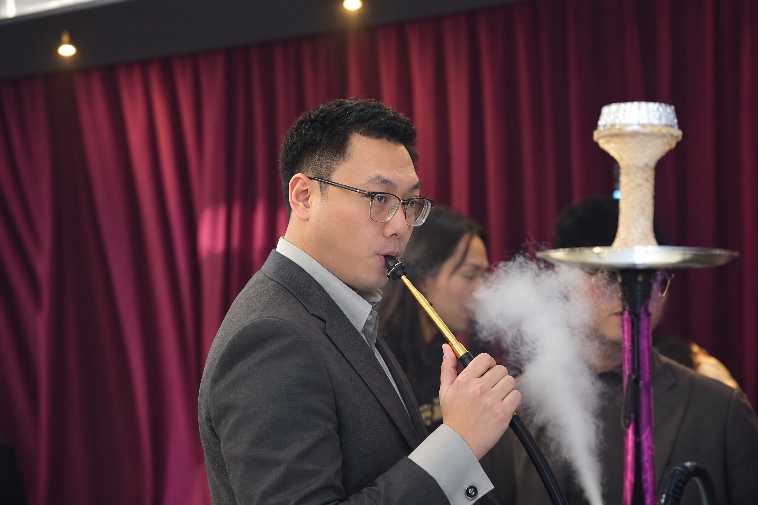 提升整体画质，去除噪点，增强精修质感，保留真实自然的写实质感，… - 图片创意预览