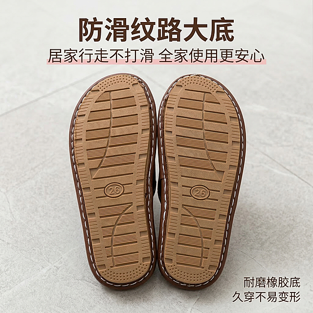 严格还原上传的产品图，包括鞋底防滑纹路、26 码标识、深棕色包边、白色缝线等所有细节，产品尺寸比例保持 1:1。整体为 1:1 正方形构图，杂志风精致排版，产品鞋底朝上平放于画面中心，完整展示防滑纹路与尺码标识，拍摄角度为俯视。主标题（顶部居中，无衬线粗体，深棕色）：「防滑纹路大底」副标题（主标题下方，无衬线细体，粉色）：「居家行走不打滑 全家使用更安心」辅助说明文字（画面右下角，无衬线细体，深棕色）：「耐磨橡胶底 久穿不易变形」背景为浅灰色地板纹理（模拟居家地面），光线均匀照亮鞋底纹路，突出防滑设计，整体风格实用可靠、温馨居家。负面提示词：禁止模糊鞋底防滑纹路与 26 码标识，禁止改变深棕色鞋底 / 白色缝线的颜色与形态，禁止展示鞋面（需保持鞋底朝上视角），禁止添加儿童元素 / 儿童模特，禁止破坏 1:1 比例，禁止使用杂乱背景或花哨装饰，禁止文字字体不统一