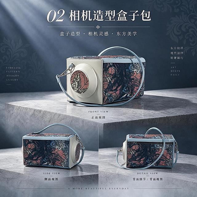 参考图4的高级产品介绍三视图版式风格，将图1的相机造型盒子包做成同款产品介绍三视图海报。保持包的结构和样式完全不变：长方体盒子造型、正面圆形相机镜头装饰、浅蓝色皮革包边和肩带、红蓝灰东方纹样图案。版式参考图4：深蓝色暗纹背景、灰色大理石展示台、顶部大标题和副标题、上方正面主视图、下方左侧侧面视图、下方右侧细节/背面视图，配有中英文标注文字，光影高级有丁达尔光束，轻奢质感，产品摄影级高清
