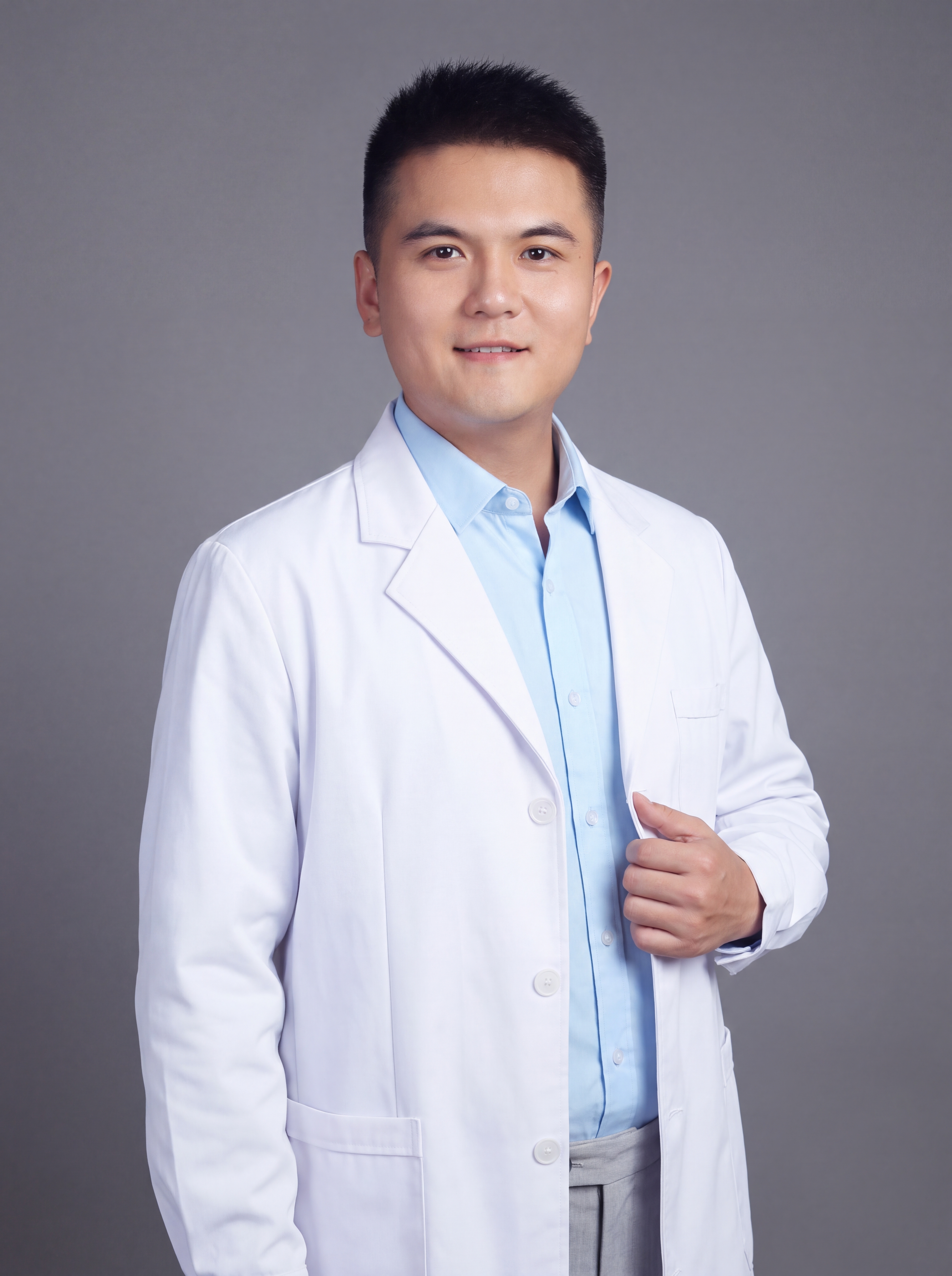 参考图中保留人物脸型、发型、年龄等特征生成医生职业形象照,标准… - 图片创意预览
