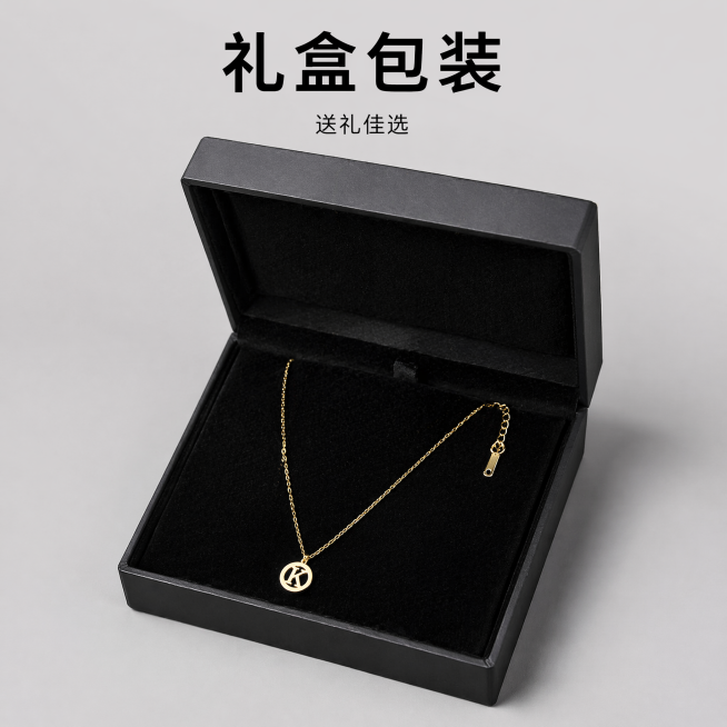 [主图-5] 金色K字圆牌锁骨项链礼盒礼赠展示；氛围风格轻奢仪式感礼赠风；画质商业摄影，质感高级，画面干净通透；元素金色K字圆牌锁骨项链放置在打开的黑色轻奢首饰礼盒中，内衬为黑色丝绒，项链自然摆放，展预览效果