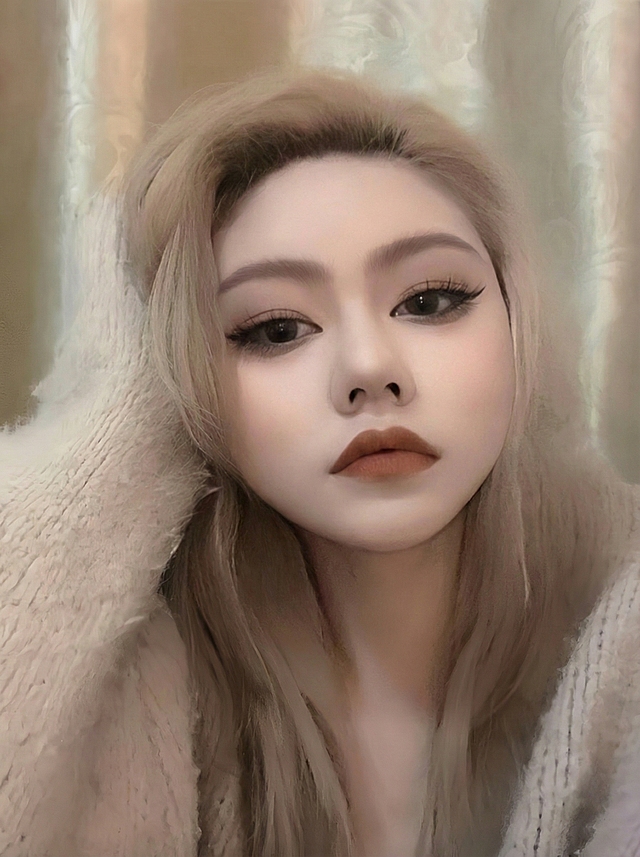 将图上的人物耳环弄掉，脖子拉长