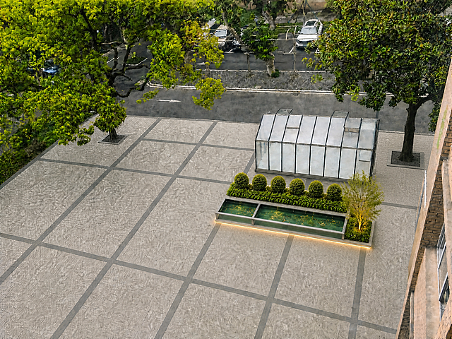 以这张图（36.png）为基础，把右侧那棵大树的周边从草地/泥土种植区改造成与左侧那棵大树周边完全一致的设计：做一个方形金属（深灰色/不锈钢）或石材树池，与浅灰色网格砖石铺装齐平或略微凸起，四边横平竖直、线条利落，树池边缘与周围灰色网格铺装自然衔接融为一体；树池内部保持干净（深色卵石、陶粒或金属格栅，不要草地和杂乱草丛），树干保留在原位置，树冠不变。左侧大树的方形树池、鱼缸及其旁边植物、玻璃房、灰色网格铺装、背景马路、车辆、右侧建筑外墙等其余内容完全保持原样，透视、光影、比例一致，整体自然。
