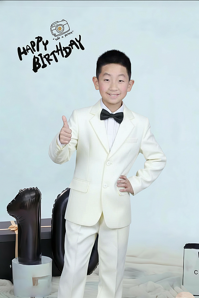 把第2张的背景换到第一张去人物不变