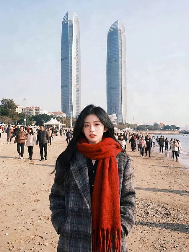 画面里的这个女生在面向镜头，慢慢倒退，背景是厦门双子塔，她站在海滩上，人来人往，到处都充满着新年氛围。女生用普通话热情祝福：「马年来到，我在厦门双子塔祝你福满家门，四季安康，日子红火，事事顺心！」，整体画面年味浓郁、氛围感拉满，光影温暖喜庆，适配春节新春氛围。