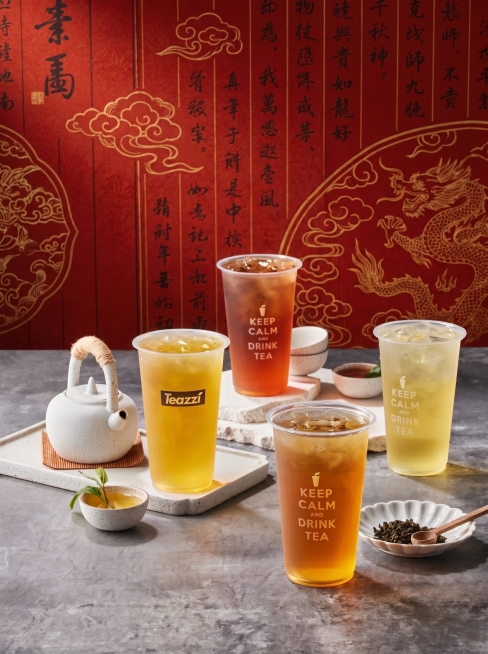 在原图基础上，保留四杯冰茶和白茶具的内容，替换背景为红色中国风纹理背景，整体保留产品摄影质感，新背景为红色中式肌理，凸显国潮中国风氛围预览效果