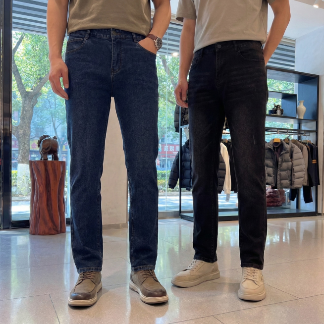 将这两条条牛仔裤分别穿在两个模特身上，真实店铺环境，光线明亮，熨烫平整预览效果