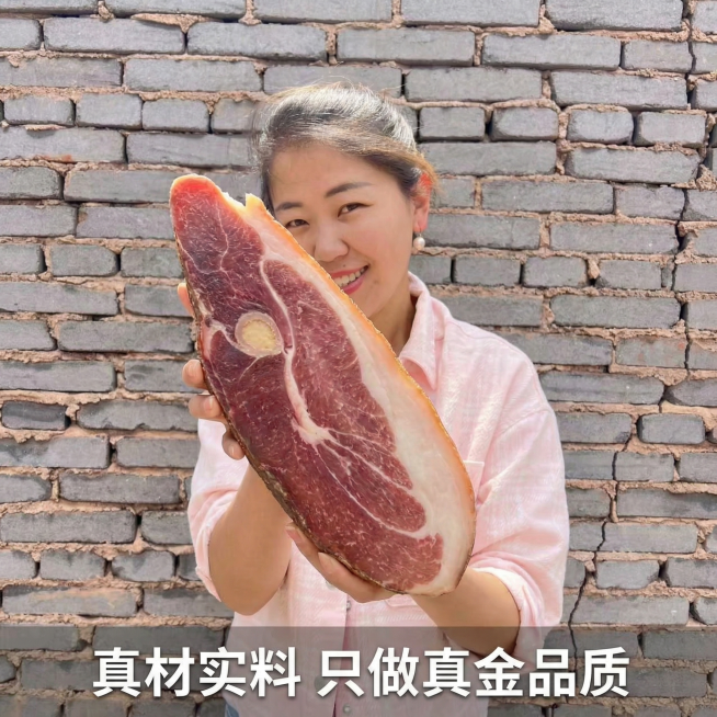 [主图 5] 单块火腿品质特写展示。[氛围/风格] 写实品质风，自然暖逆光。[画面元素] 保持原图中单块火腿切片和模特外观完全不变，自然逆光突出火腿油润的色泽和清晰的大理石纹理，背景保留砖墙简洁干净。预览效果