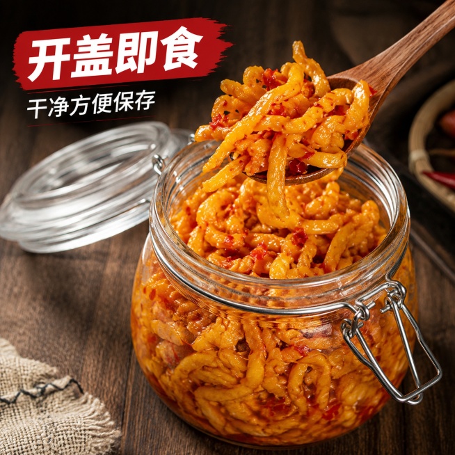 [主图-6] 脆辣萝卜条开盖即食展示。[氛围风格] 便捷即食，日常生活感；[画质] 真实商品摄影，清晰诱人；[元素] 保持脆辣萝卜条颜色纹理与输入图片一致，展示玻璃密封罐打开盖子，萝卜条清晰可见，罐子预览效果