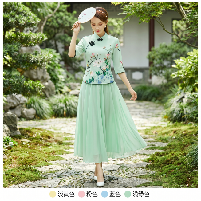 [主图-5] 浅绿色改良旗袍两件套全身展示，多色合集收尾。
[氛围风格] 新中式国风，清新自然高级感，户外园林氛围感。
[画质] 商业摄影质感、光线柔和通透、产品清晰真实、画面干净高级。
[元素] 同预览效果