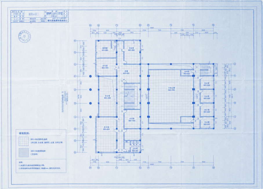 根据这张原始建筑平面图，生成办公室简易铺砖的铺装平面图，保持图纸中所有原有内容和墙体结构不变，只添加办公室铺砖铺装设计，风格简洁清晰，蓝色工程图风格预览效果