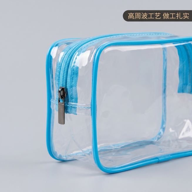 [主图 2] 透明PVC蓝色包边化妆包侧面细节展示图
[氛围风格] 简约干净的1688电商风格，工厂源头质感
[画质] 商业摄影质感、光线柔和通透、产品清晰真实、画面干净高级。
[元素] 保持透明PV预览效果