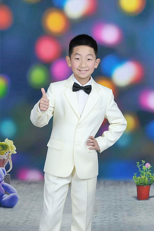 把衣服换成白黄色西装蝴蝶结换成黑色其他保持不变