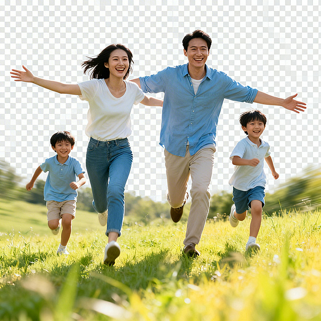 一家四口，一对父母加上两个小孩，一家人在户外快乐奔跑，每个人都面带笑容，氛围轻松温馨，画面为png透明背景，整体风格自然清新
