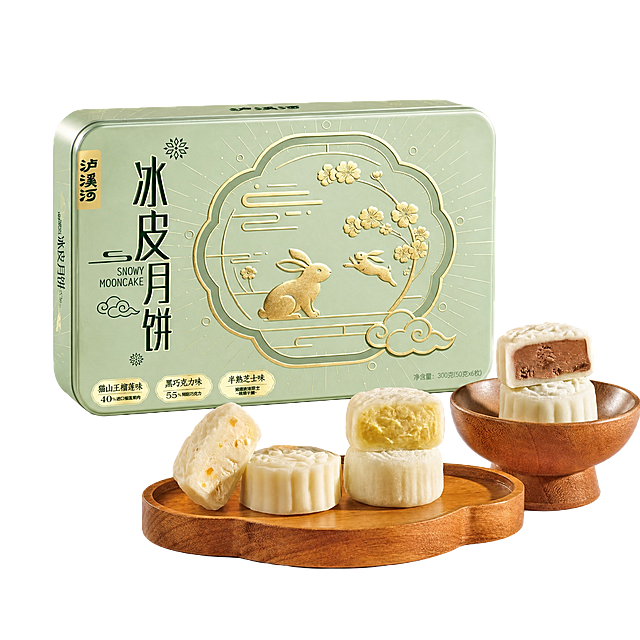 产品精修，产品置于纯白背景上，专业商业棚拍光，5500K标准中性白光，轮廓光，体积光，曝光正确，强烈真实立体感，标准透视校正，正常透视焦段，保持同类机位，接地处保留干净浅淡的自然接触阴影，严禁大片投影、脏灰阴影和悬浮感，主体居中，商品完整入画不裁切，多品或套装整体算一组，商品外轮廓视觉体量约画面60%-80%，四边均匀留白约10%-20%，严禁满幅铺满与贴边顶满，极致超清画质，细节清晰锐利，商业级实拍质感，保留原图真实材质与结构细节，修复边缘毛糙、锯齿、断边和抠图感，边缘自然清晰过渡，提升商品洁净度和商业新品感，清除旧痕、灰暗、脏斑和不均匀色块，锁定原图商品颜色，多件商品逐件对应原图色相、材质光泽和分段色块边界，锁定原图商品轮廓、件数、部件位置、连接关系、标签文字和可见功能细节，只做精修不重绘结构，全部商品须入画，件数、配色SKU、材质光泽逐件对应原图，严禁丢件、合并、串色或互换颜色，多件商品按原图顺序均衡陈列，大小一致、间距统一、对齐整齐、同一机位和近似角度，每个独立商品都要逐个摆正，逐个校准水平线和垂直轴，底部基线对齐，禁止某一件单独歪斜、倾倒或高低错位，铁盒罐身：哑光金属质感，柔和漫反射，低高光，月饼冰皮：软胶/硅胶质感，柔性包覆感真实，曲面高光自然，木质托盘与木碗：木质纹理自然，纹路方向和色差按原图保留，前侧视图，比例1:1