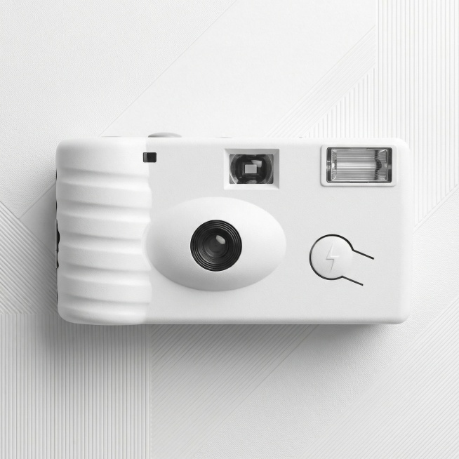 这款产品是一次性胶片相机，换个背景，背景要白色带一点图案，要高级一点，把图片缩成正方形比例预览效果
