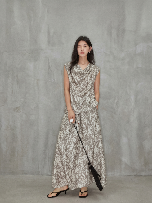 保留人物和服装，替换背景为图1的高级简约水泥灰艺术背景，去除画面中的所有文字水印，保持整体质感高级预览效果