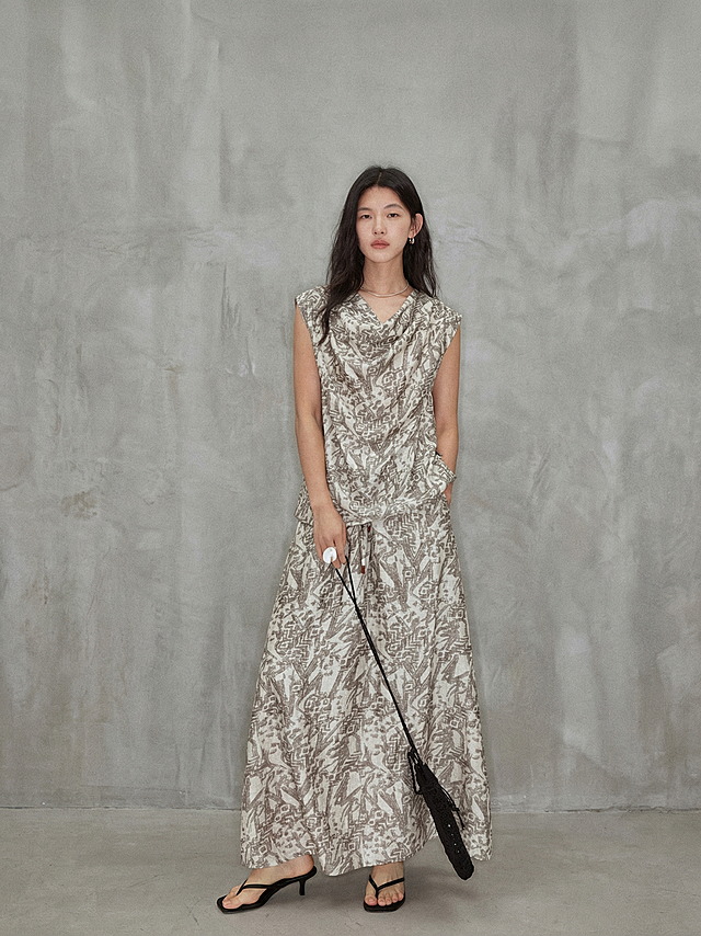 保留人物和服装，替换背景为图1的高级简约水泥灰艺术背景，去除画面中的所有文字水印，保持整体质感高级