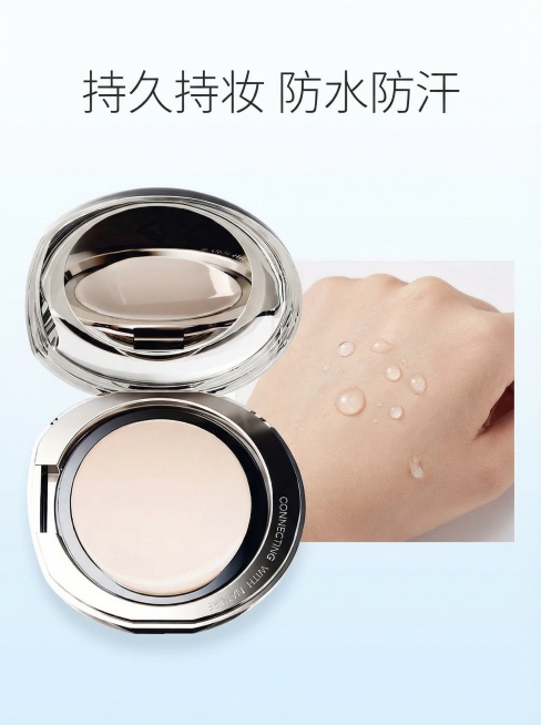 蒂洛薇粉膏持妆测试主图，保持和首图一致的简约专业风格，浅蓝纯净渐变背景。产品居中展示，右侧特写模特带妆8小时的手背肌肤，依然保持干净哑光状态，测试防水防汗效果，水珠停留在肌肤表面不花妆，展示不脱妆持久预览效果