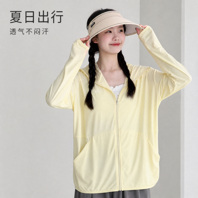 [主图-5] 淡黄色防晒衣上身效果展示图。[氛围风格] 清新甜美，少女感日常风。[画质] 商业摄影质感、光线柔和通透、产品清晰真实、画面干净高级。[元素] 同一位年轻亚洲女模特双手扶着遮阳帽，穿着淡黄预览效果