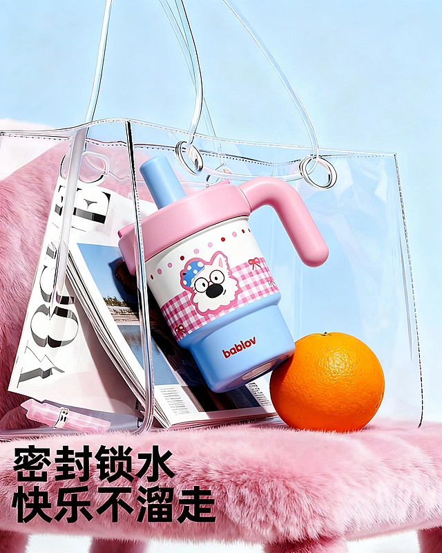 参考图1 生成一张运用图2杯子放在透明手提包 杯子头朝下 背景粉色蓝色调 呈现杯子不漏水 透明包包放在粉色毛绒沙发上 包包里装一本杂志一个橙子