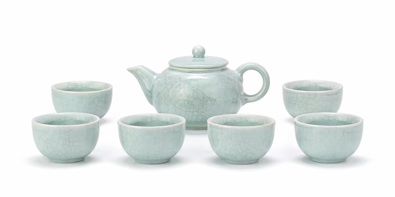 [主图] 玉青瓷茶具正视图；[氛围风格] 干净简洁的商业产品展示风格；[画质] 商业摄影质感、光线柔和通透、产品清晰真实、画面干净高级；[元素] 整套玉青瓷茶具居中展示，呈现完整正面外观，保持玉青瓷材预览效果