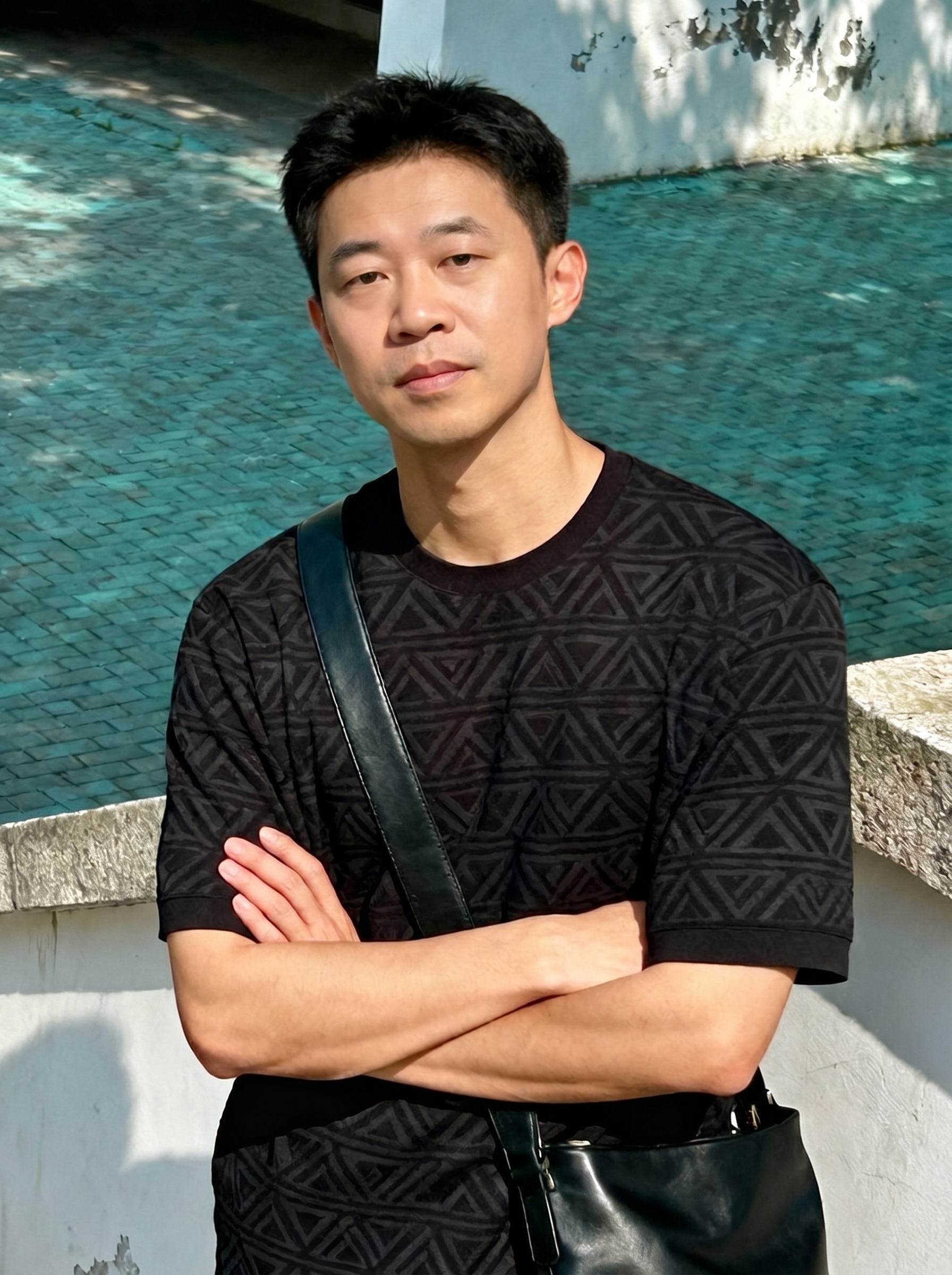 【主体保护指令】请保持参考图 1 中的【服装、穿着形态、构图】… - 图片创意预览