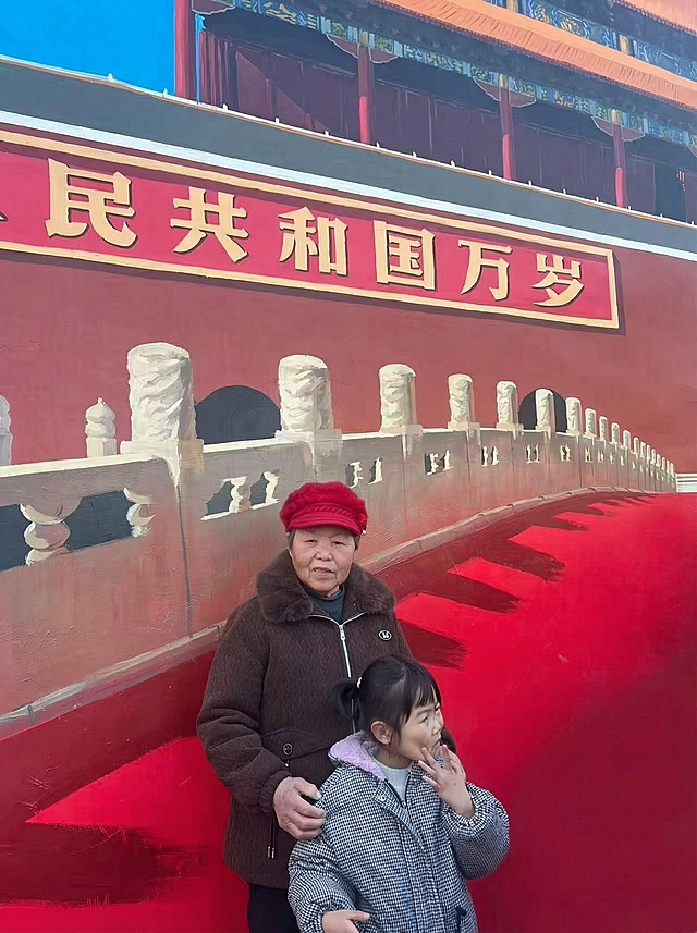 把右下角的人物去掉，其他的不变