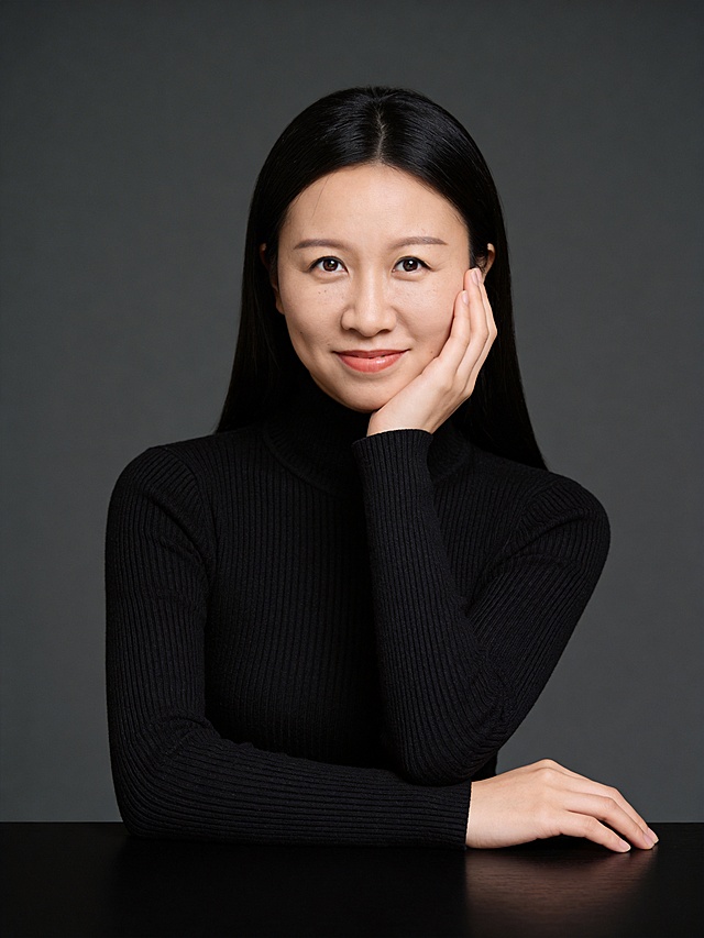 极简单色设计，性冷淡风质感，黑色高领针织凸显面料纹理，柔和光影勾勒优雅轮廓，商务感与静谧气质交织。