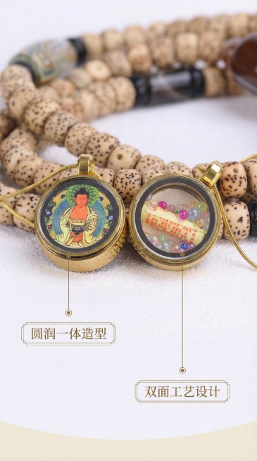 生成第二张唐卡小吊坠主图，展示核心卖点。保留唐卡小吊坠原有外观，以产品为中心，极细古铜金色引线连接吊坠的两个不同部位，分别标注"圆润一体造型"和"双面工艺设计"，引线末端带古铜色小圆点定位。简约浅米白预览效果