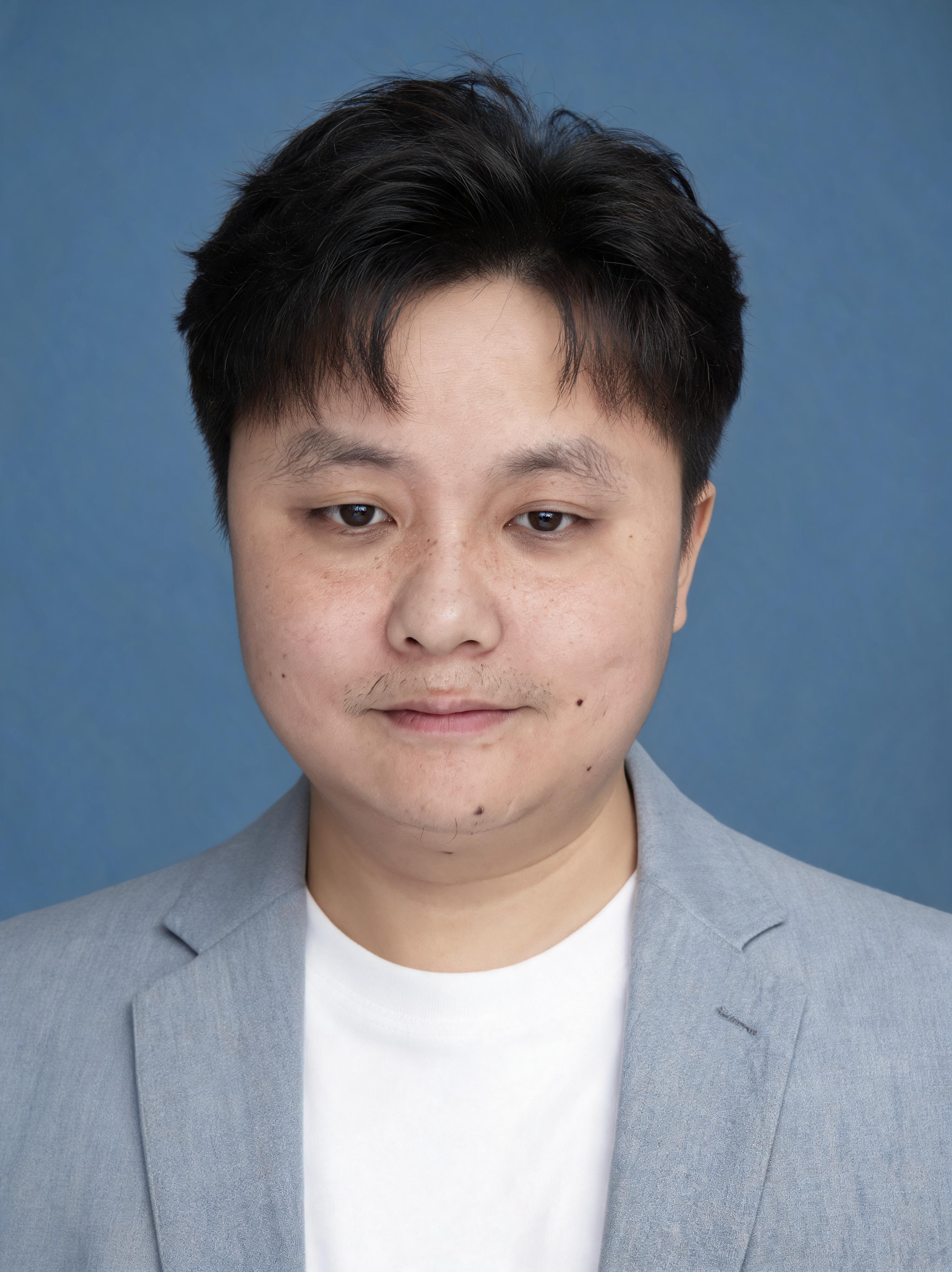 生成韩系时尚男生写真，仅保留参考图1人物脸型、五官比例及年龄特… - 图片创意预览