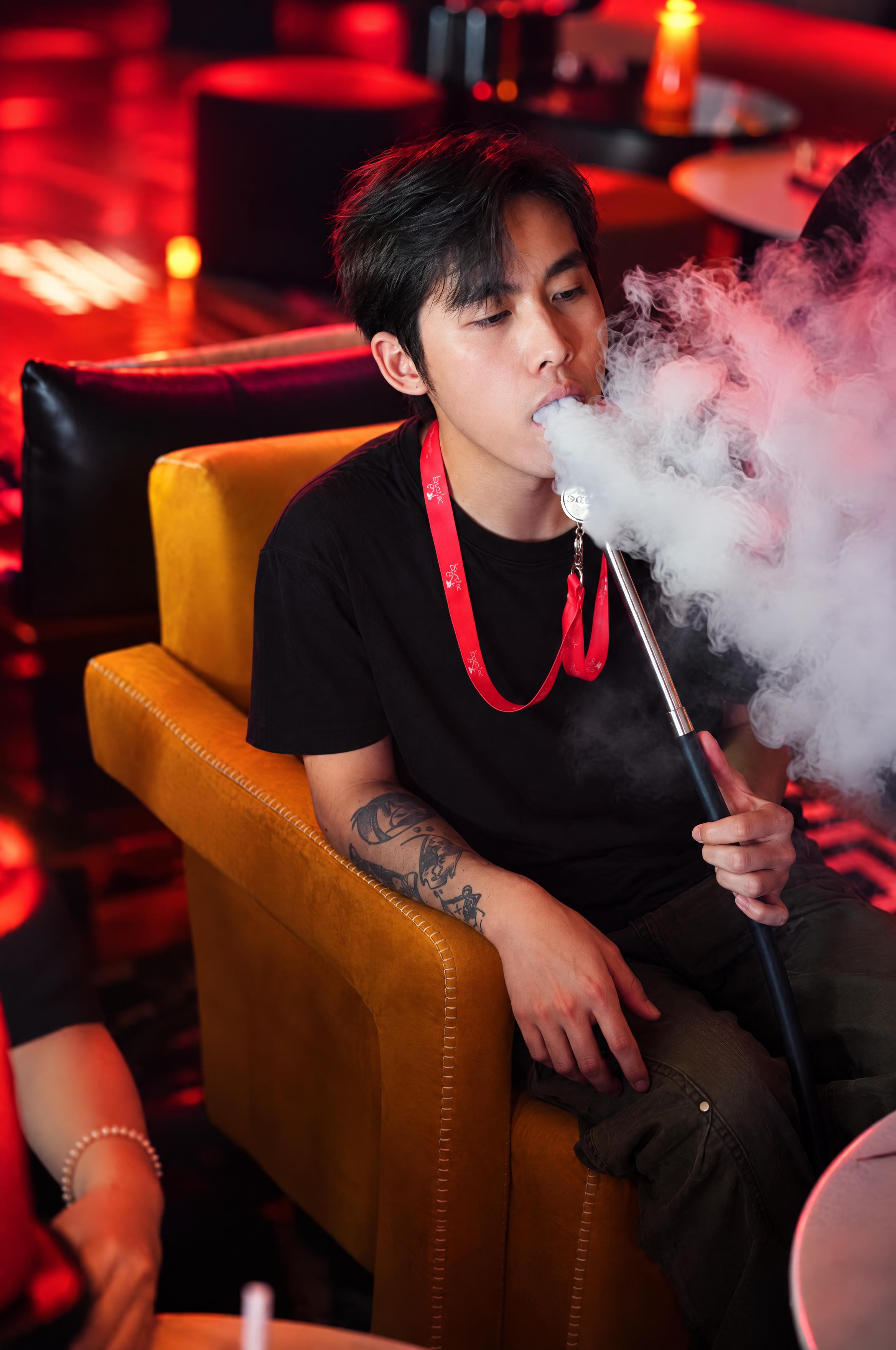 提升整体画质，去除噪点，增强精修质感；突出人物主体，去除人物脸… - 图片创意预览