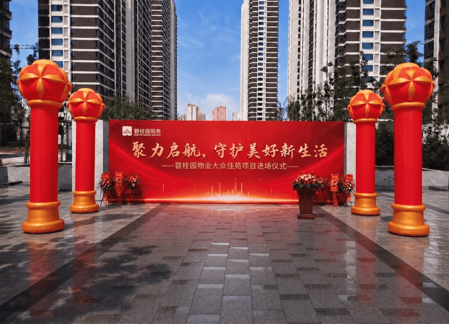 将第一张图的地面替换为第二张图中的地面样式：深灰色与浅灰色相间… - 图片创意预览