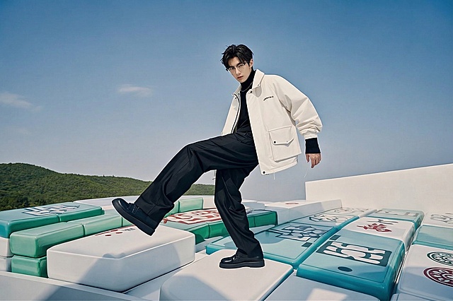 给图1中的人物佩戴上参考图2的黑银拼接眉框眼镜，眼镜贴合面部比例，自然适配，其余人物和场景特征保持不变